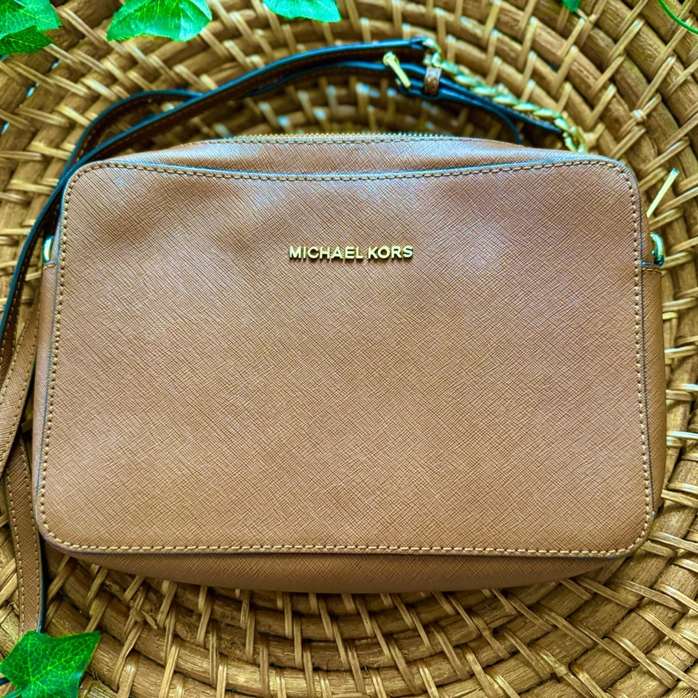 Luggage color Leather Jet Set East West Crossbody Bag
